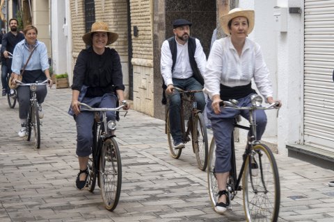 Participants en la festa, anant en bicicleta.