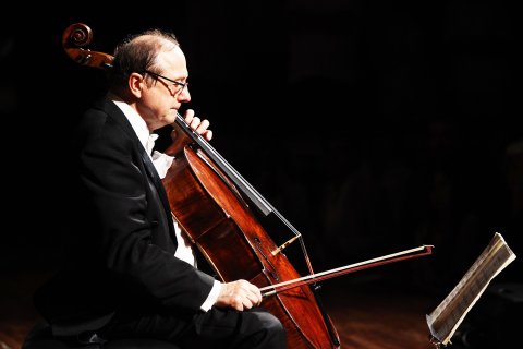 Miklós Perényi, discípulo de Casals, tocando el violoncelo Goffriller en el Palau de la Música Catalana en 2011