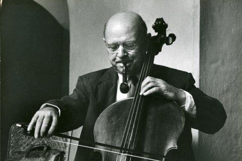 Pau Casals con su apreciado violoncelo.