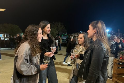 Amigas disfrutando de la anterior edición de la Fira