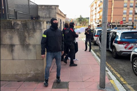Uno de los 15 arrestados en el operativo del lunes. Éste en una vivienda de Lloret de Mar.