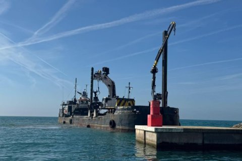 La draga junto al puerto de Segur de Calafell.