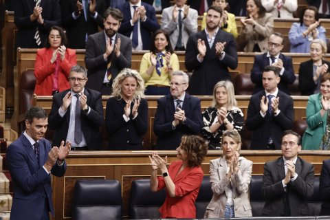 Los ministros y la bancada socialista aplauden la intervención del presidente del gobierno, Pedro Sánchez, en el pleno del Congreso de este miércoles ante el que el Ejecutivo