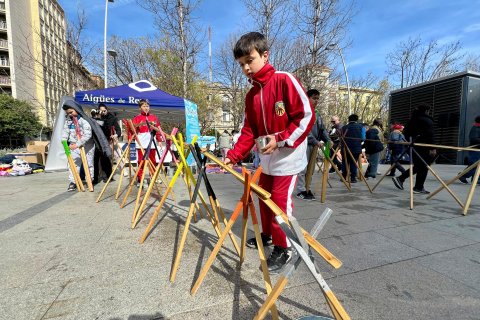 Entre les propostes programades hi ha jocs i tallers com “El pou dels propòsits”, “Simfonia de l’aigua”, “Gots cromàtics” o un “3 en ratlla gegant”.
