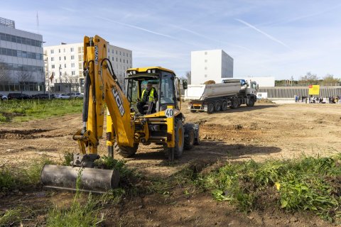 Las máquinas durante el movimiento de tierras.