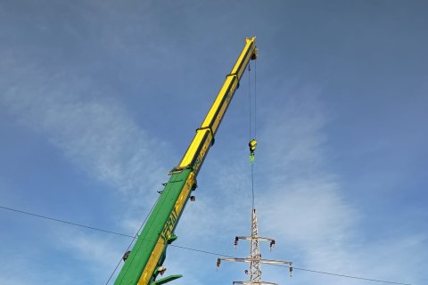 La retirada de una de las torres.