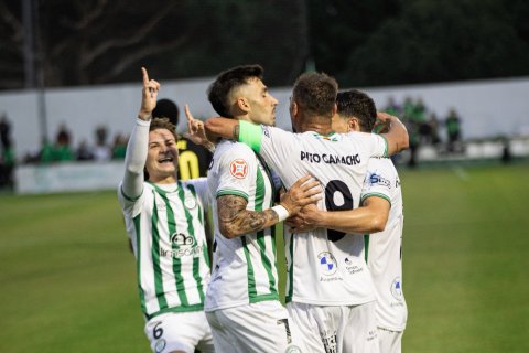Los jugadores del Torremolinos celebran un gol en su último partido