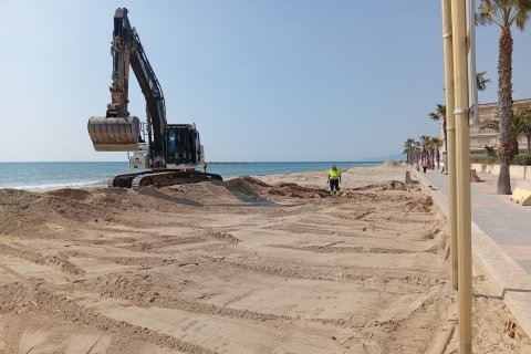 Trabajos en la playa del Cap de Sant Pere de Cambrils.