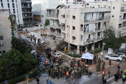 Imagen de la destrucción que ha dejado un misil iraní en Tel Aviv