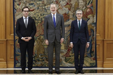 El rey Felipe VI (c) posa con el nuevo vicepresidente primero del Gobierno, Carlos Cuerpo (i) y el nuevo ministro de Hacienda, Arcadi España (d)