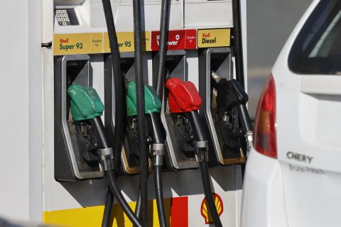 Fotografía que muestra un surtidor de gasolina en una estación de servicio