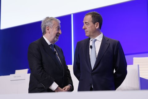 -El presidente de Caixabank, Tomàs Muniesa, y el consejero delegado de CaixaBank, Gonzalo Gortázar, este viernes durante la junta general ordinaria de accionistas de CaixaBank en València.
