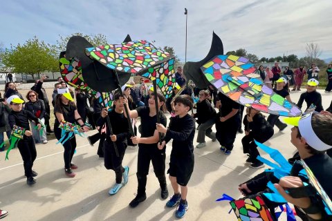 Els alumnes interpretaven elements naturals com flors, ocells i el mar