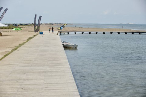 Elements de fusta a la platja del Trabucador, a la Ràpita.