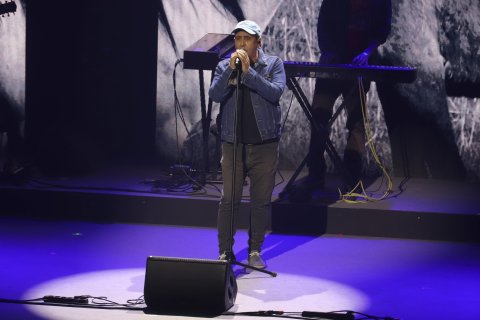 El cantante de Lax’n’Busto, Pemi Fortuny, canta ‘Tornarem’ en la gala de los premios Enderrock, en Girona.