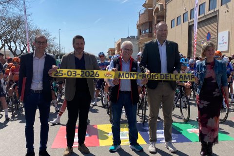 Los Florencio en el homenaje antes de la salida de la tercera etapa de la Volta.