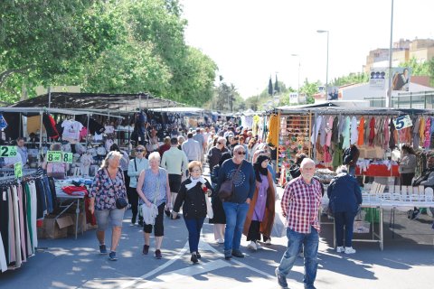 Una imagen de archivo del mercadillo de Cambrils, en el que trabajan ahora alrededor de 90 paradas.