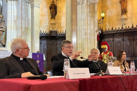 Mossèn Armand Puig, fent el pregó des de l’altar de la Prioral de Sant Pere