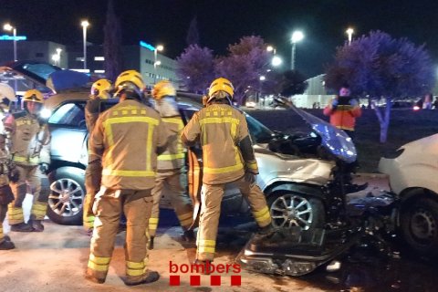 Imagen de los Bombers trabajando para liberar a los atrapados tras el accidente en Tarragona