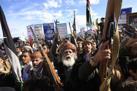 Seguidores hutíes gritan consignas durante un mitin en solidaridad con Irán en Saná, Yemen, este viernes, 27 de marzo