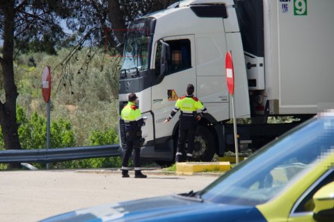 Imagen de uno de los camiones revisados por los Mossos durante la operación Kanpai Pista