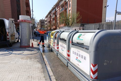 Treballs de neteja dels contenidors.