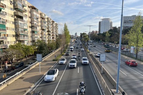 Salida de miles de coches de Barcelona.