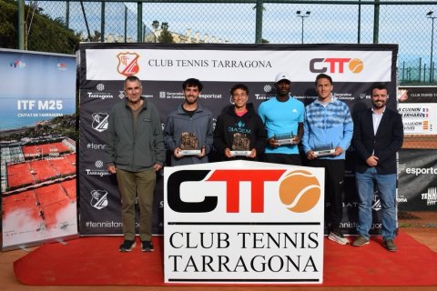 Ceremonia de entrega de trofeos tras la final de dobles.