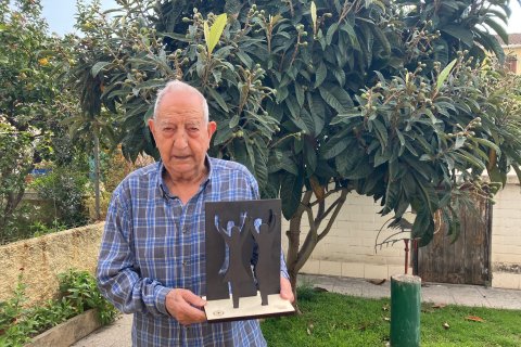 Cecilio Cirbian con el modelo para el monumento a la sardana.