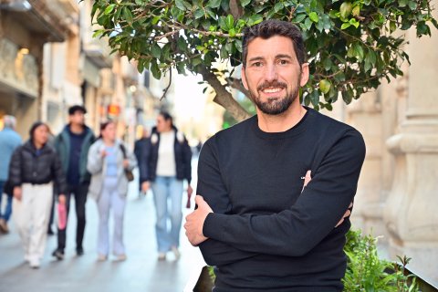 El metge infectòleg i investigador Oriol Mitjà, al carrer Llovera.