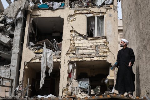 Un clérigo trabaja en la un edificio atacado en la calle Rajaei del sureño barrio de 13 de Aban que fu bombardeado por Estados Unidos e Israel donde trabajaban desescombrando.&nbsp;