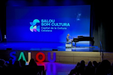 El músico Manu Guix, al piano en el escenario del TAS.