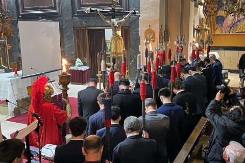 La cohort rendeix honors al Sant Crist de la Sang abans de dipositar les llances.