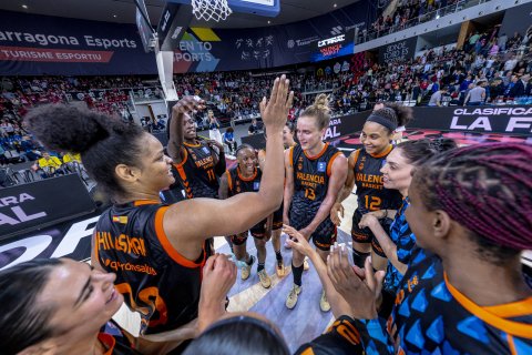 Las jugadoras del Valencia celebran su victoria frente al Casademont Zaragoza en la semifinal de la Copa de la Reina que se disputa en el Palau d’Esports de Tarragona