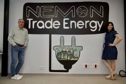 Ivan Solé y Nàdia Contreras, cofundadores de Nemon, en la sede de esta empresa en Ascó.