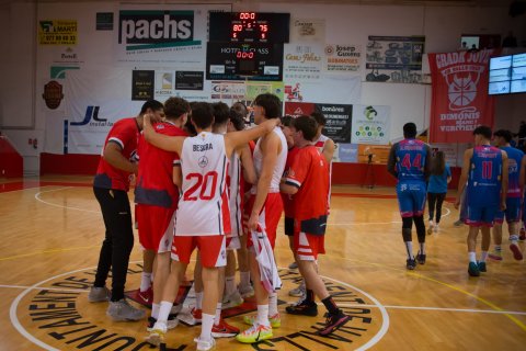 Los jugadores del CB Valls celebran la victoria ante la tristeza del CBT