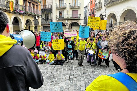 La comunitat educativa de l’Escola Eladi Homs es va manifestar a principis de març a la plaça del Blat.