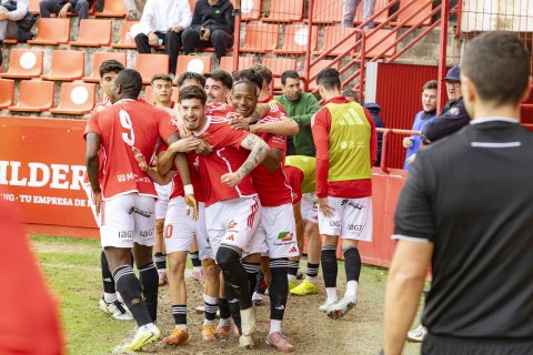 Álex Jiménez celebra con sus compañeros el gol ante el Torremolinos.