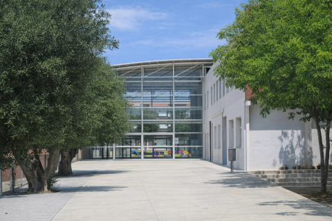 El exterior del Institut Escola Joan Ardèvol.
