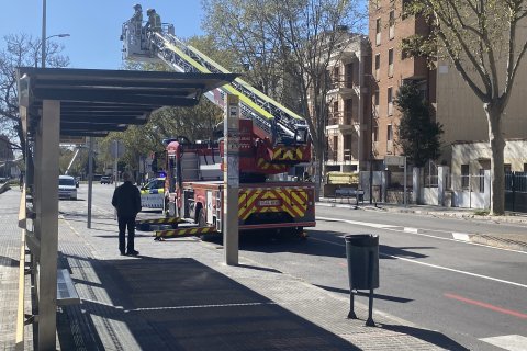 Imagen de los Bombers actuando por el viento en la estación de autobuses de Reus