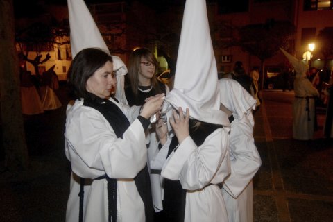 Mujeres participando en una procesión en Tortosa