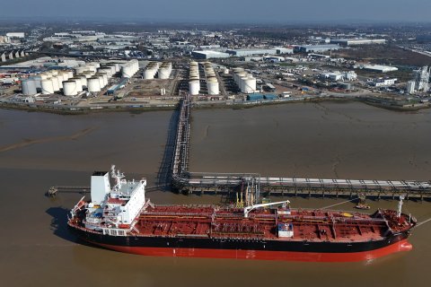 Un buque cisterna atracado junto a las unidades de almacenamiento de petróleo, gas y combustible en la Terminal Navigator en Grays, Reino Unido.