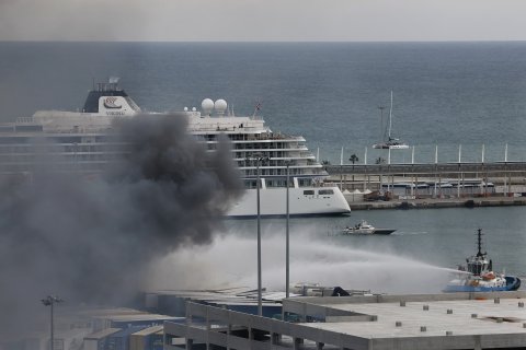 El fuego, que inicialmente parecía afectar a una nave, se concentraba en un camión estacionado en la zona del Pont d