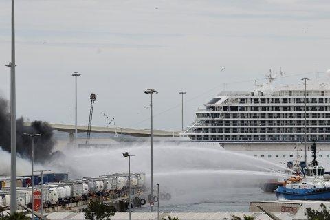 Un incendio quema este mediodía un camión cargado con contenedores de mercancías en el Port de Barcelona