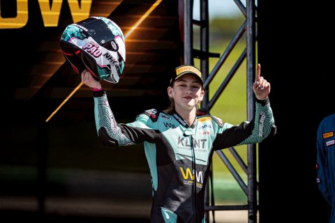 Paola Ramos celebrando su victoria en el podio.