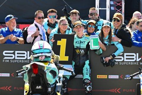 Paola Ramos festejando el triunfo con los suyos.