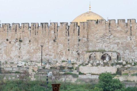 Pizzaballa alza una reliquia de la Santa Cruz en la Basílica de Getsemaní, al pie del Monte de los Olivos.