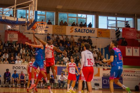 Un instante del derbi entre el CB Valls y el CBT.