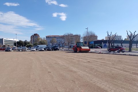 El solar que se ganará para aparcamiento ya está despejado y maquinaria pesada ha estado allanando el terreno en los últimos días.