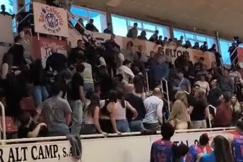 Frame del video justo en el momento en el que se produjo la trifulca en la grada.